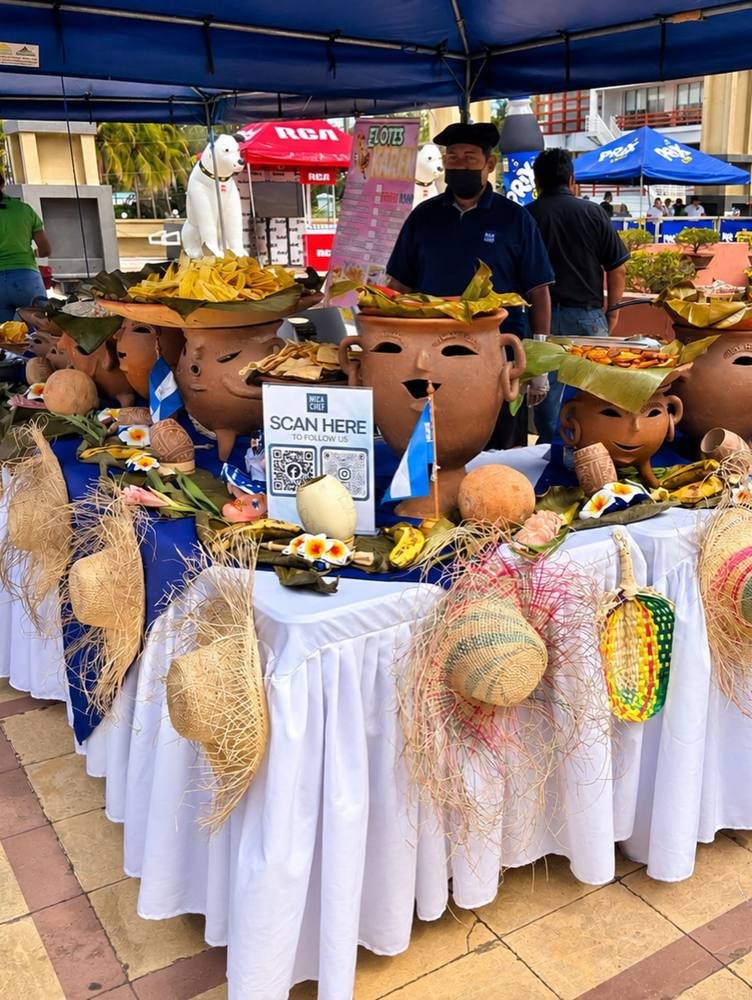 Mesa de catering de NicaChef con ollas de barro, sombreros de palma y hojas de plátano