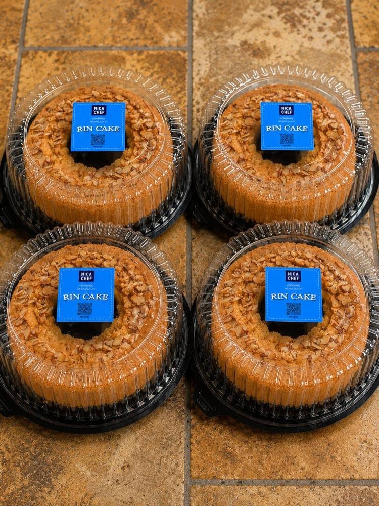 Cuatro Rin Cake con almendras laminadas, empacados con etiqueta NicaChef